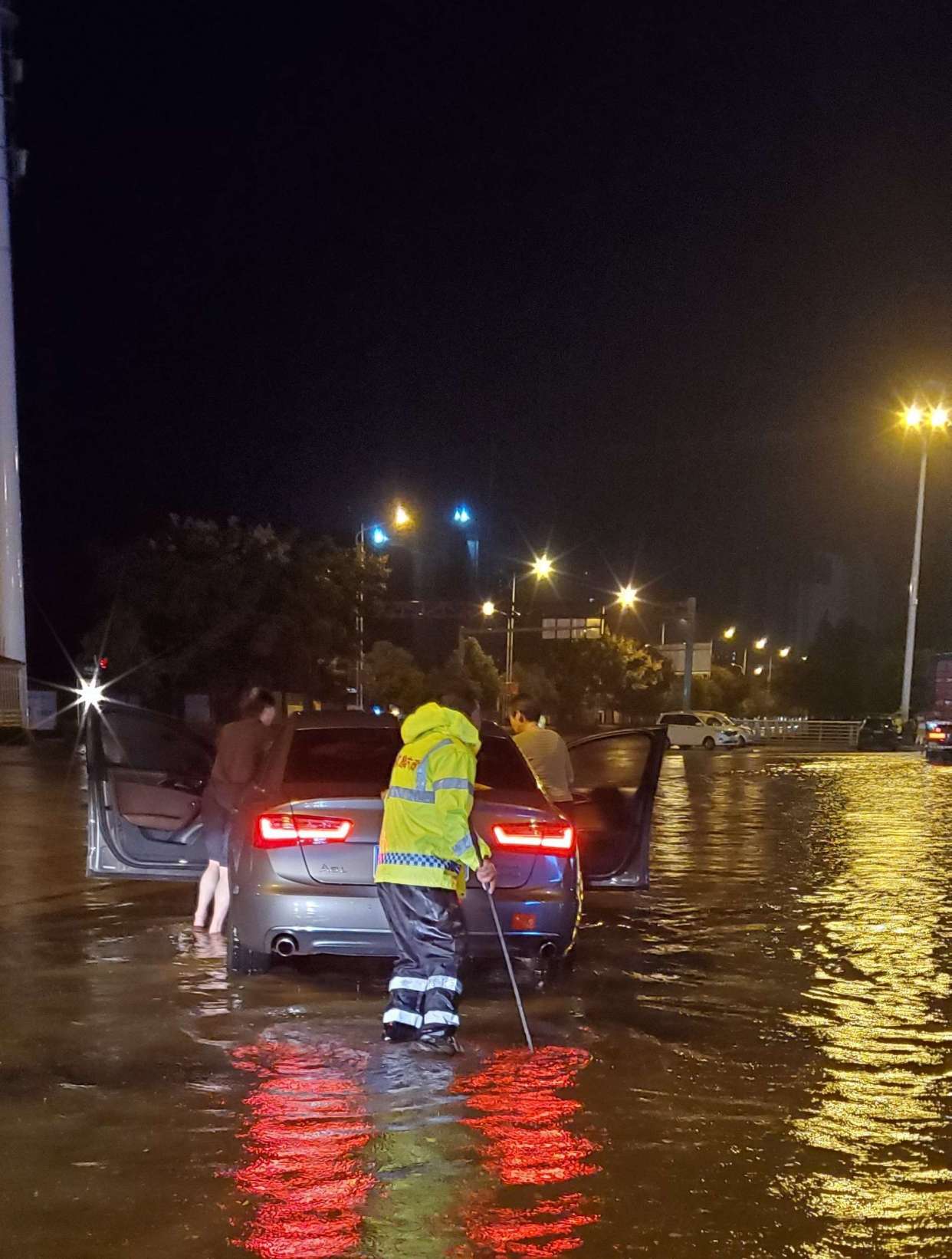 记市政工人的雨夜