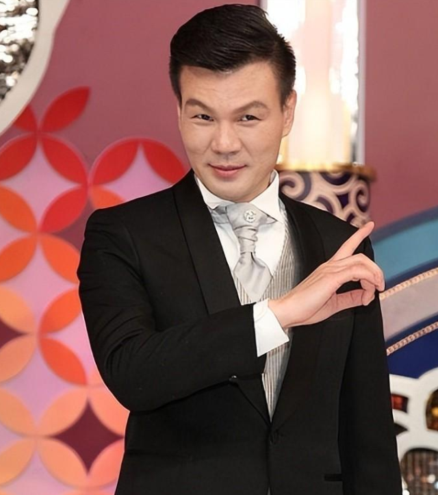 58岁主持人李彬病况曝光,病倒入院仍乐观,感动女星落泪!