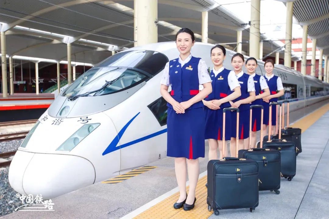 高铁乘务员夏季制服,你最中意哪款?
