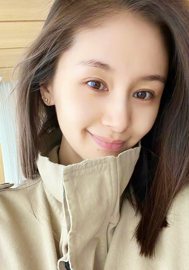 王子文自拍照不经意曝光豪宅,手上包包近3万,客厅穿衣镜6万多!