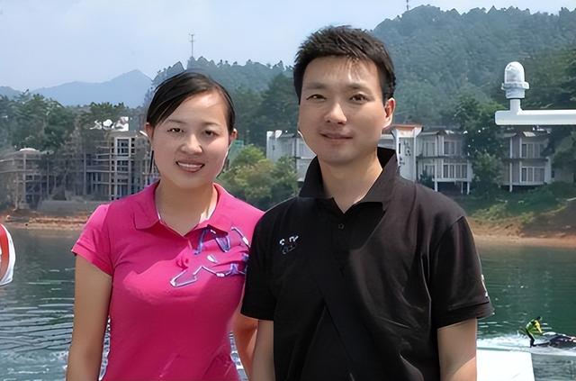 1999年,康辉和妻子刘雅洁的一张合影,郎才女貌,两人过得很幸福