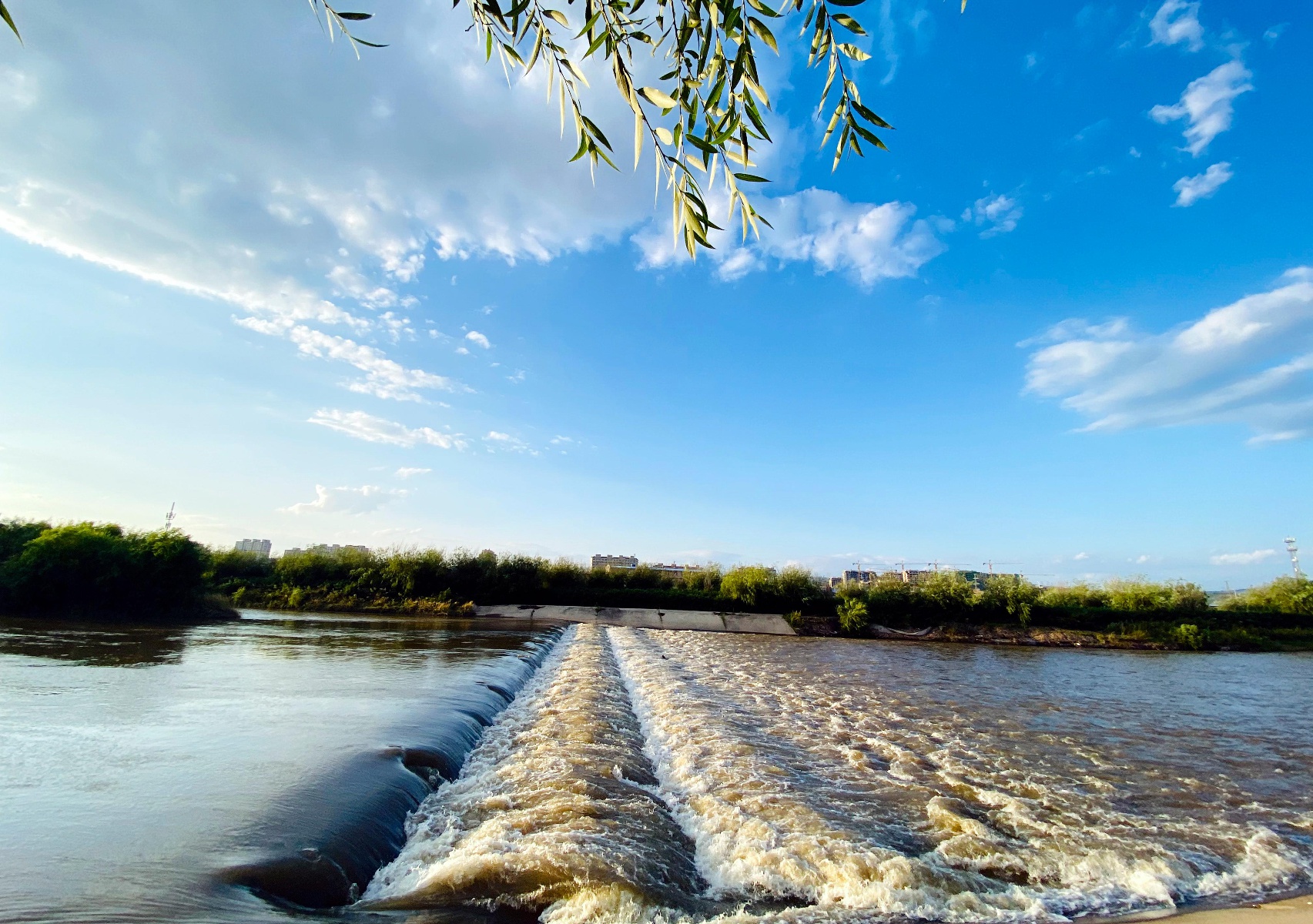 碧水蓝天下的布尔哈通河