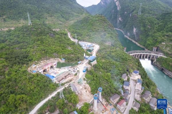 桑龙高速公路控制性工程贺龙隧道贯通