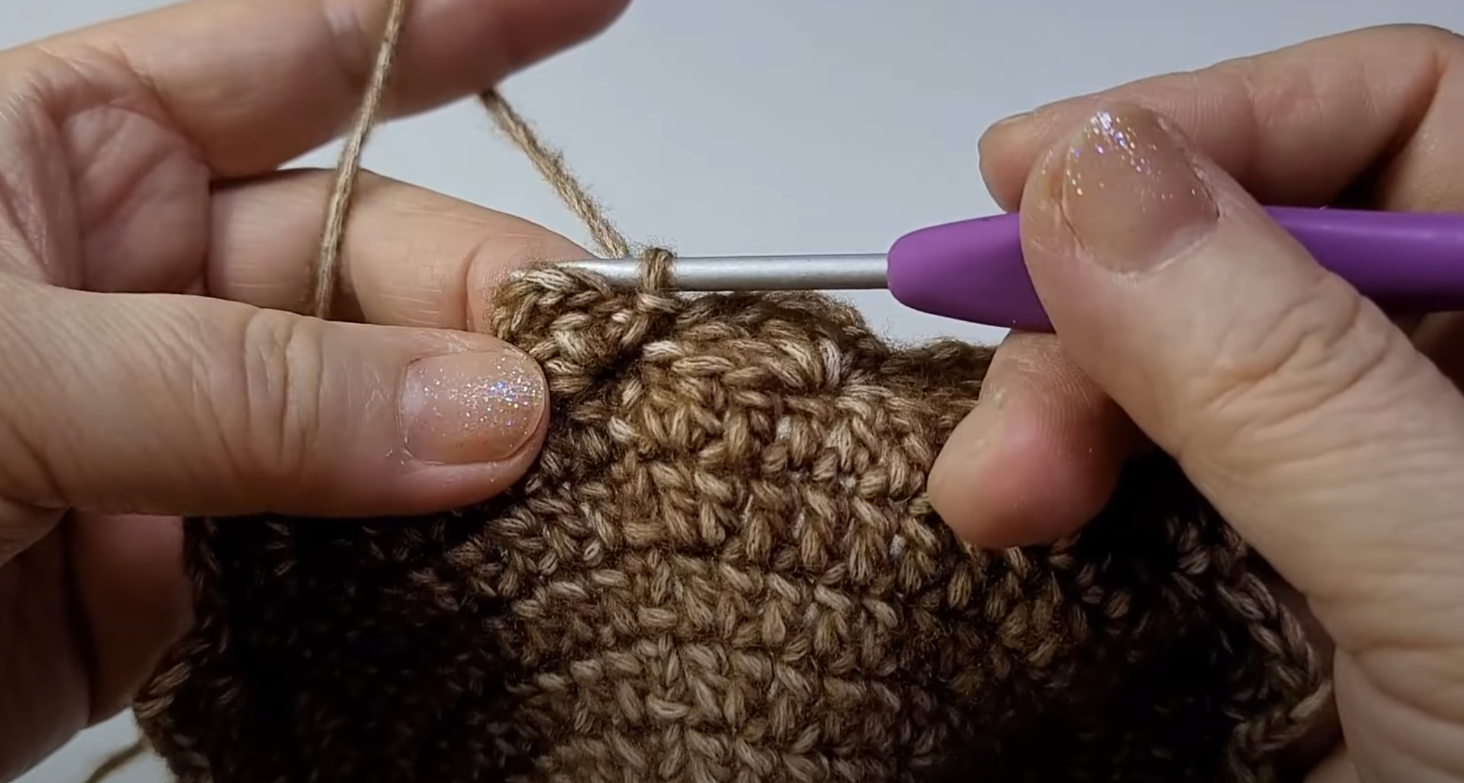 戴对了帽子可以提升气质,小编格纹桶帽教程,颜值在线有型有款