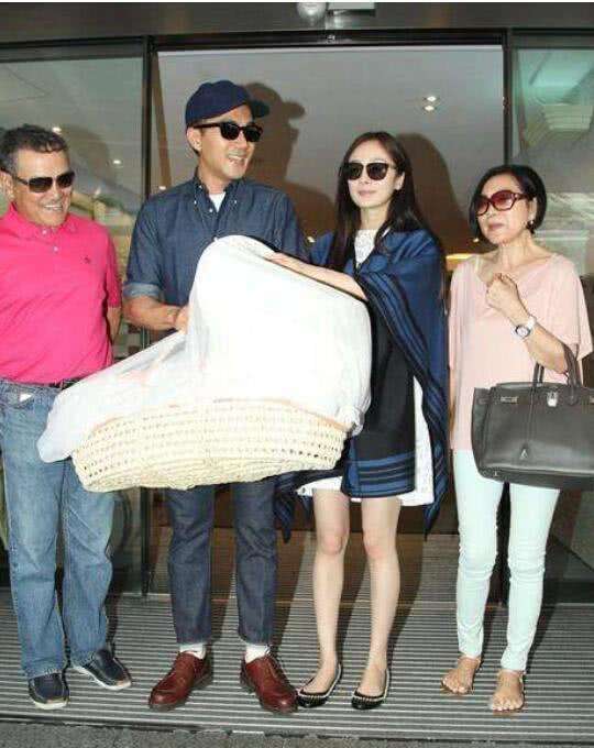 加拿大偶遇刘恺威小糯米,9岁身高已到爸爸胸前,粉丝盼接班杨幂