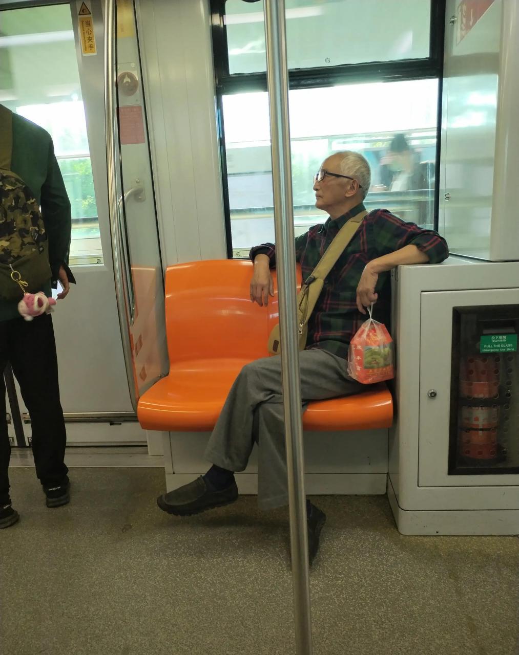 上海地铁上有这么优雅的老人真是一道风景线,下车与之攀谈方知他是
