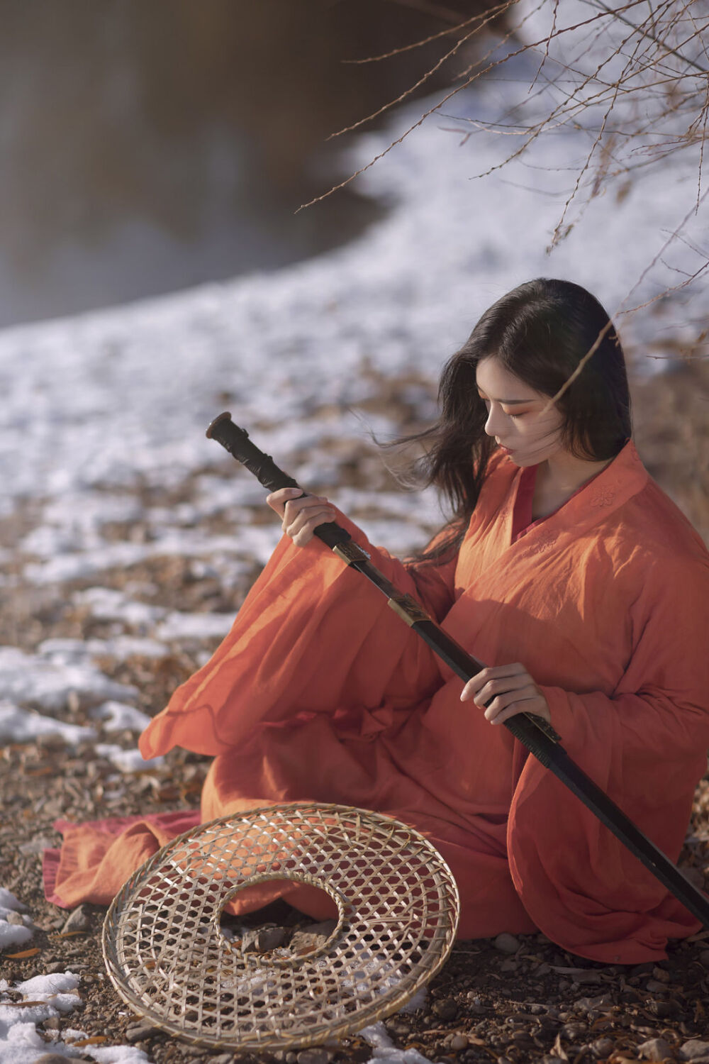 《穿书后炮灰女配成了团宠》男主不想取消与她的婚约,还宠她入骨
