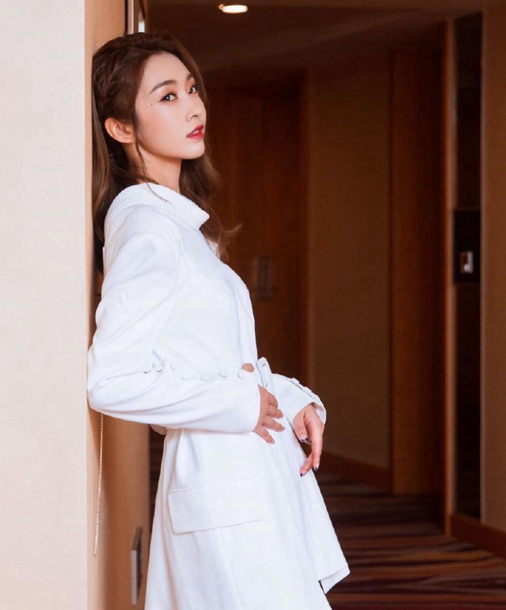 宣璐白色连衣裙大气写真