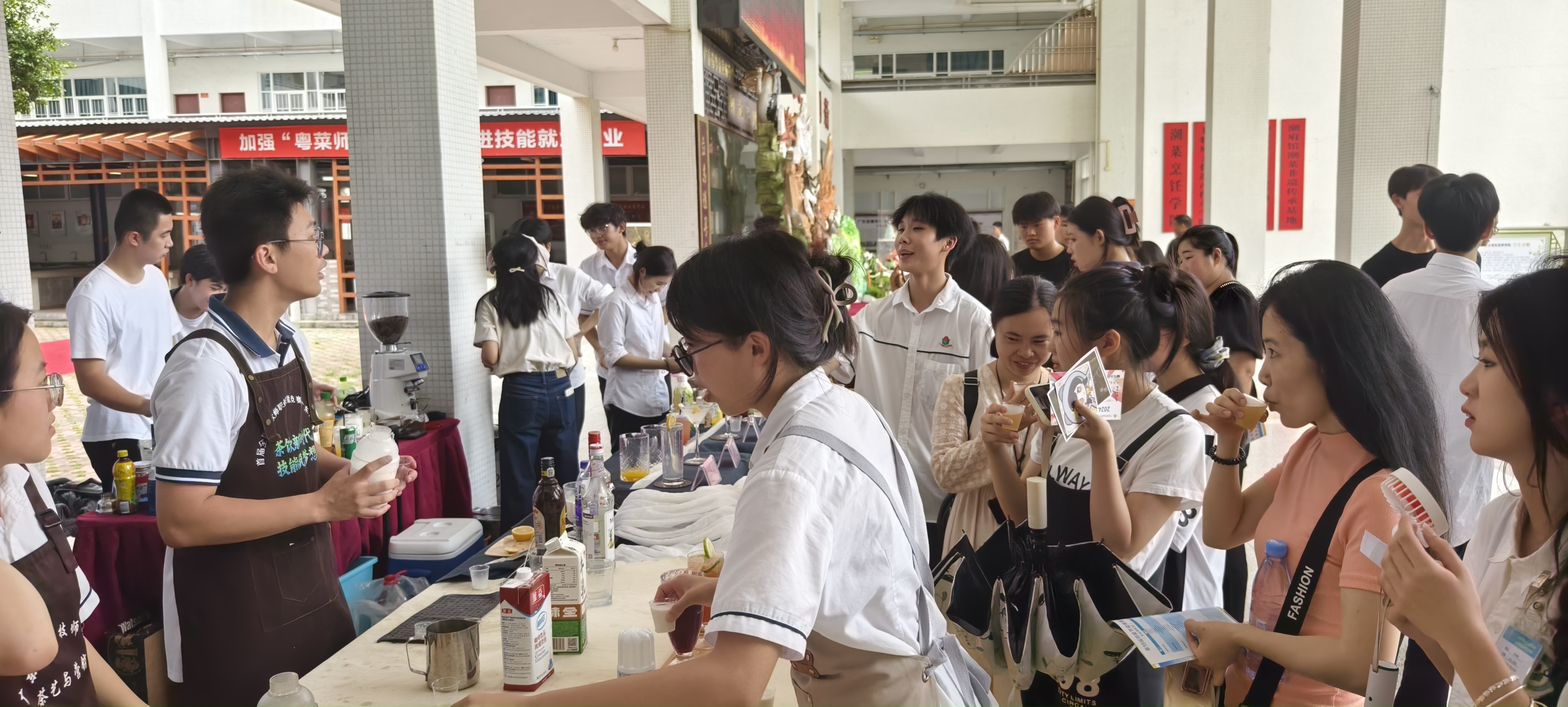 粤东技师学院校服图片