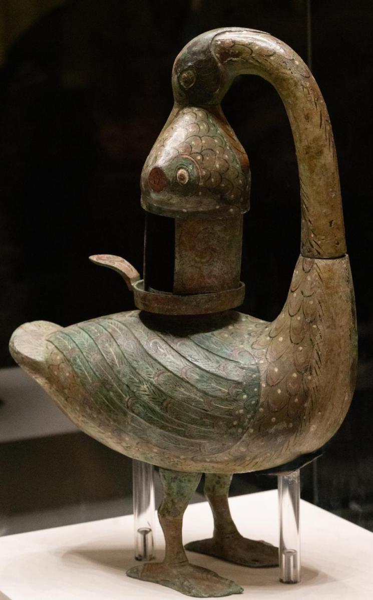 彩绘雁鱼青铜釭灯长信宫灯更是古代"环保"理念的杰出代表.