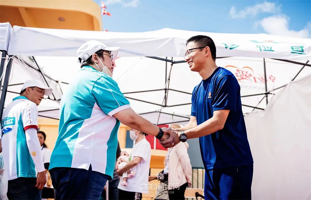 负伤消防员带娃问诊被"追星"|韩红爱心团队向救火英雄致敬