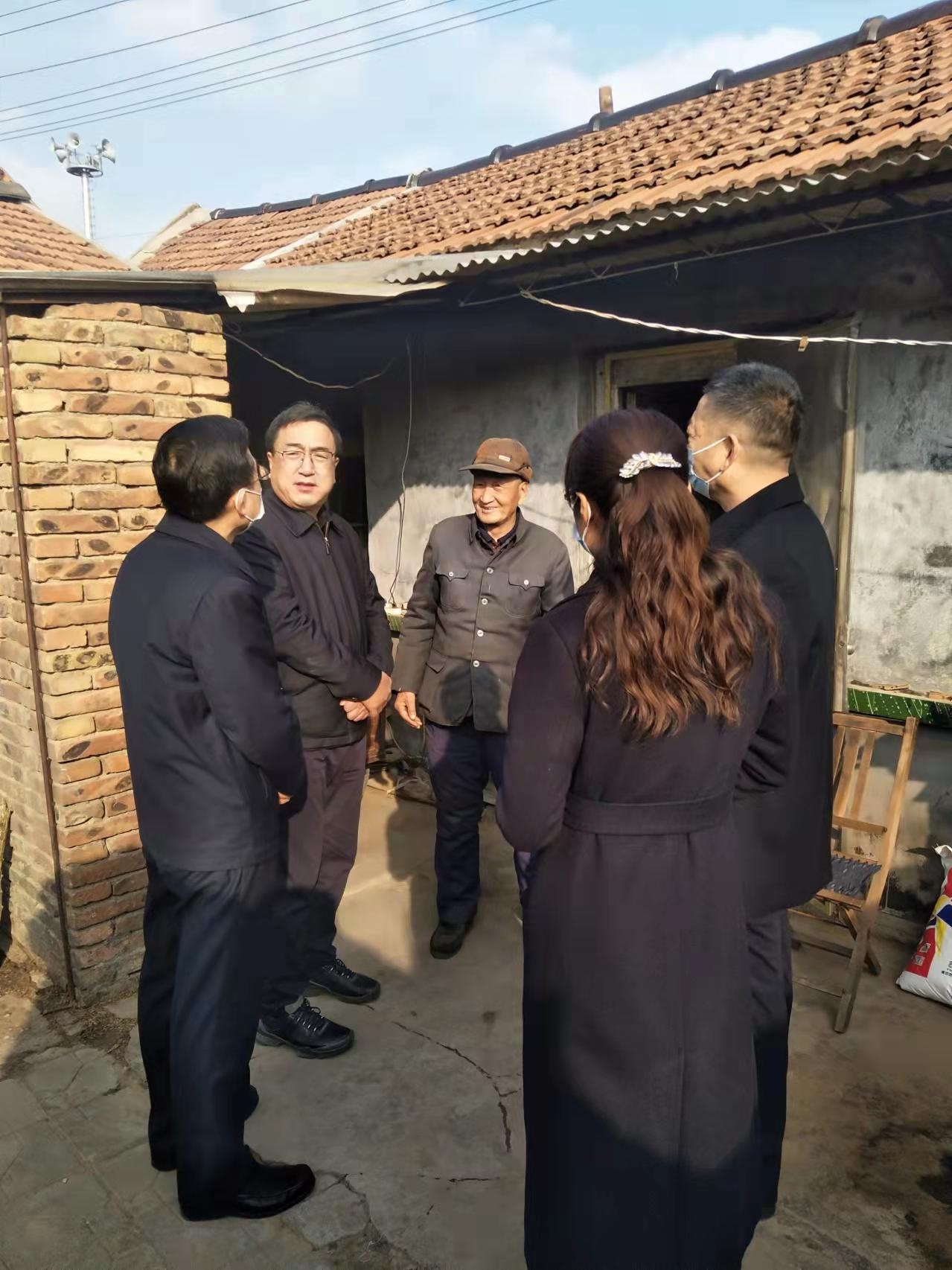 范福生到寒亭区固堤街道潘家庵村走访慰问生活困难群众