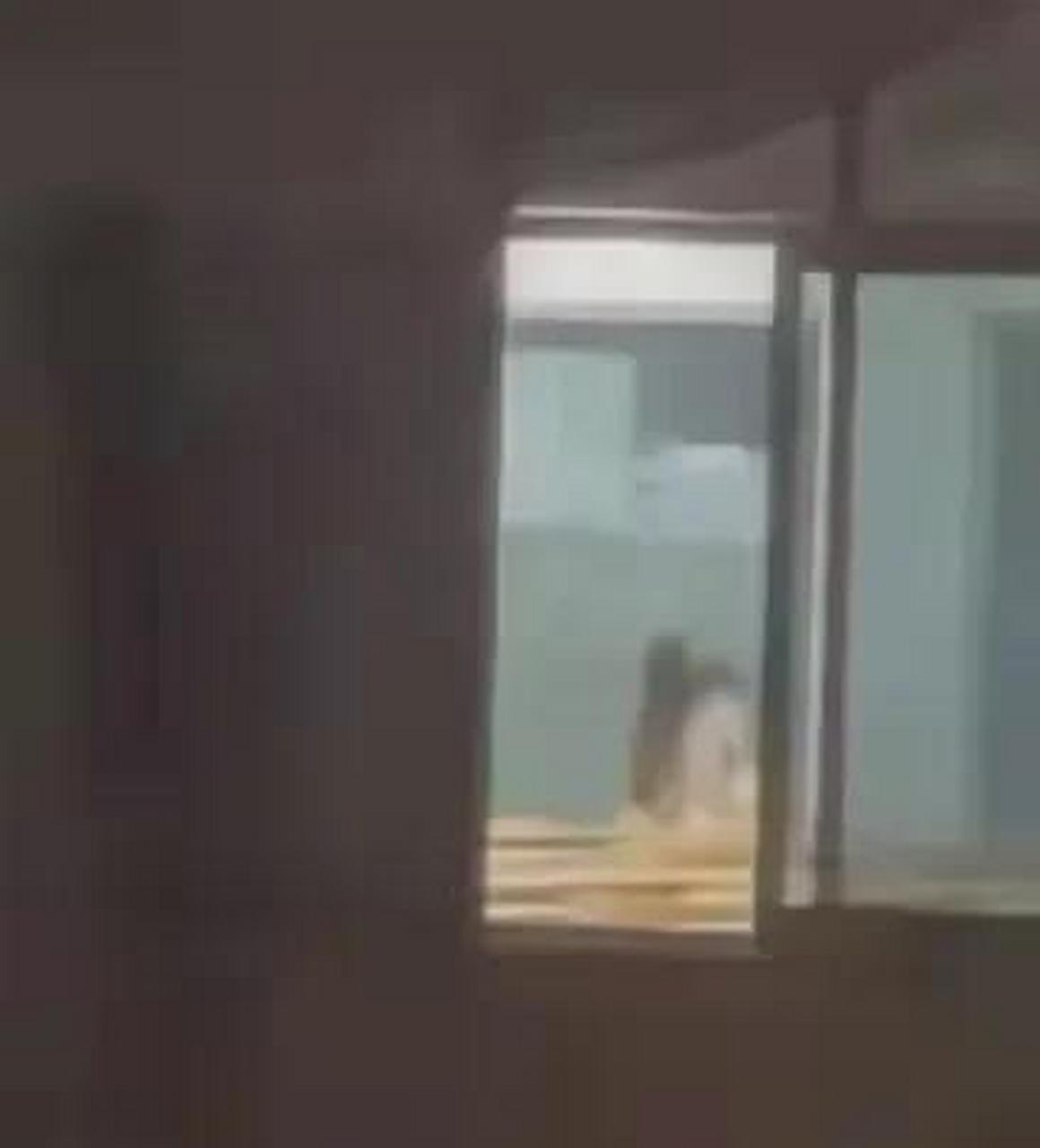 因教室没有关灯,也没有拉上窗帘,被对面女生拍下了不雅行为.