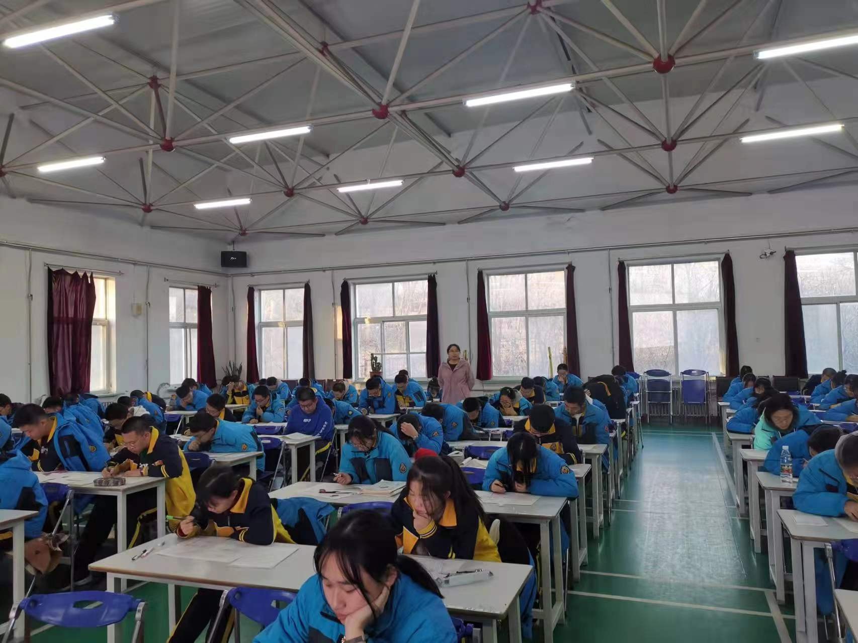 调兵山市第一高级中学学科竞赛火热展开