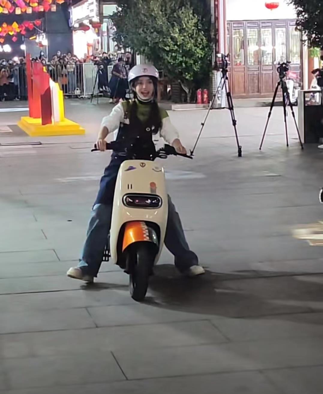 杨颖电动车游走,冻龄风采,中年妈妈活力满满!