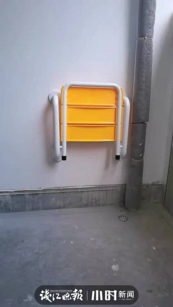 邻居照顾顶楼老夫妻的楼道爱心椅遭举报,杭州阳光社区陷入两难