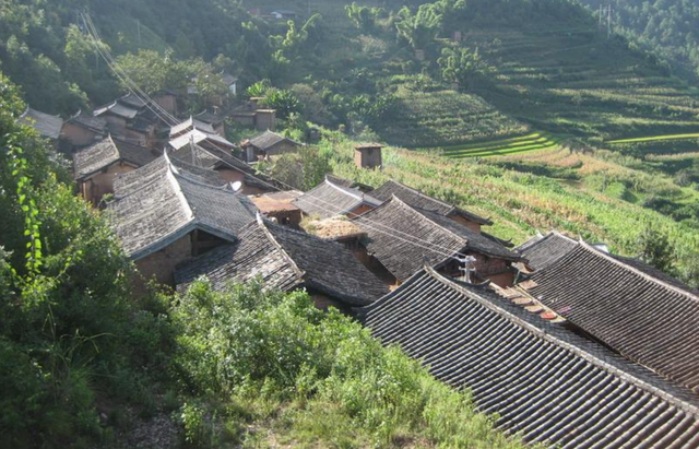 张荣锁:倾家荡产为村民修路,路通村富后,反因"贪"被村民举报