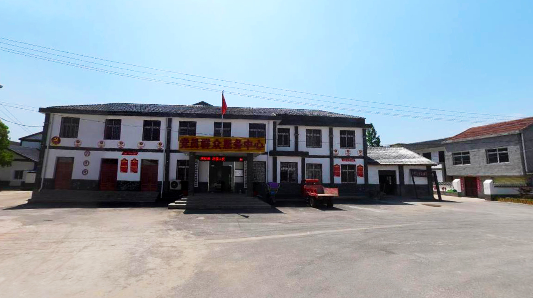 走进武汉郊区一座湖滨新村,宽阔乡道四通八达,遍布古典风格民房