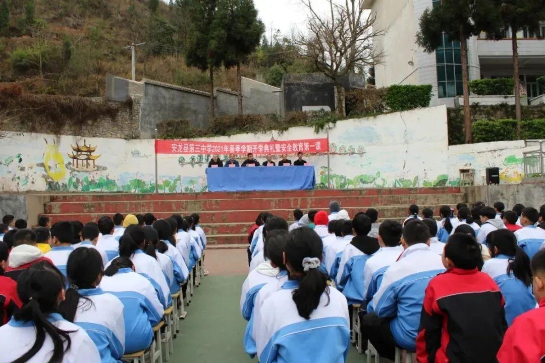 「图说警事」户籍民警上门服务为群众办证暖民心