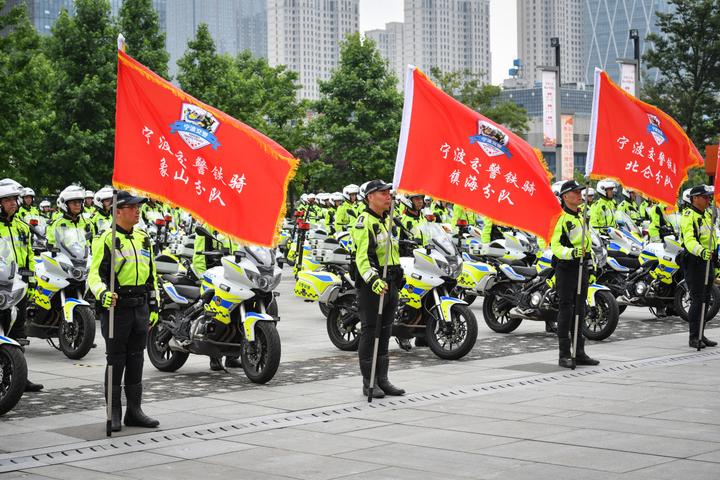 英姿飒爽!宁波交警成立12支铁骑分队,高频巡逻