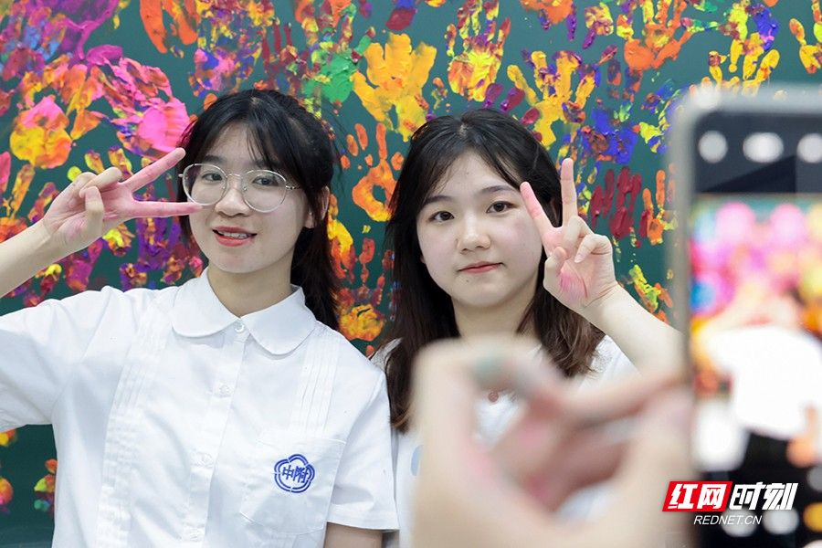 临武县一中毕业晚会:青春不散场 师恩永难忘