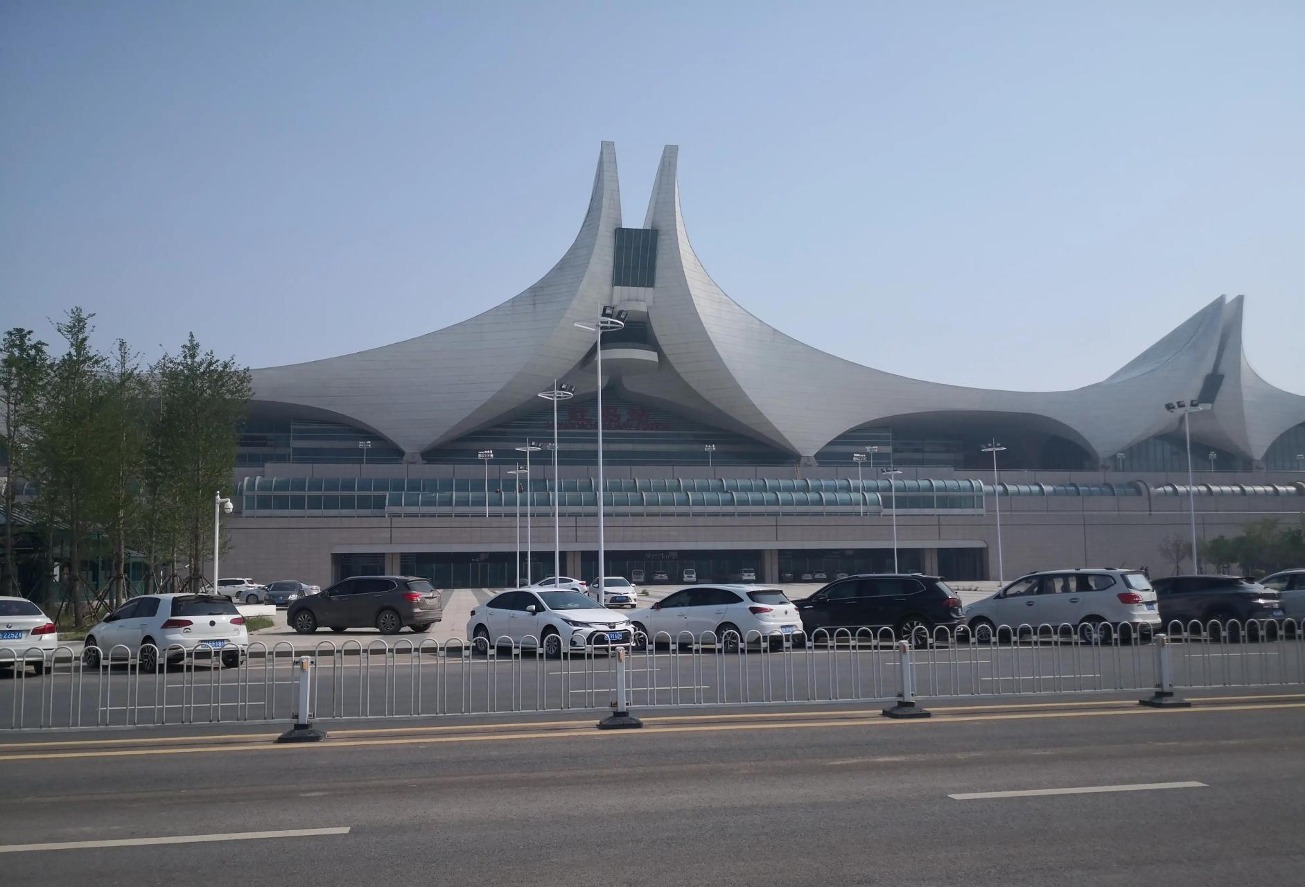 昨天从潍坊骑行回青岛,路过红岛火车站,顺便进去看了看,问了一下环卫