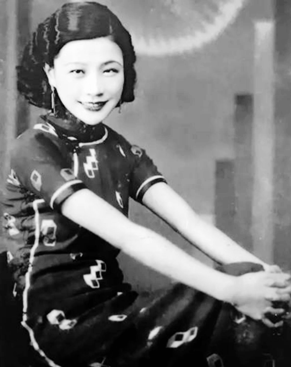 一张民国老照片,是一位身穿旗袍,脚踏高跟鞋的女子.