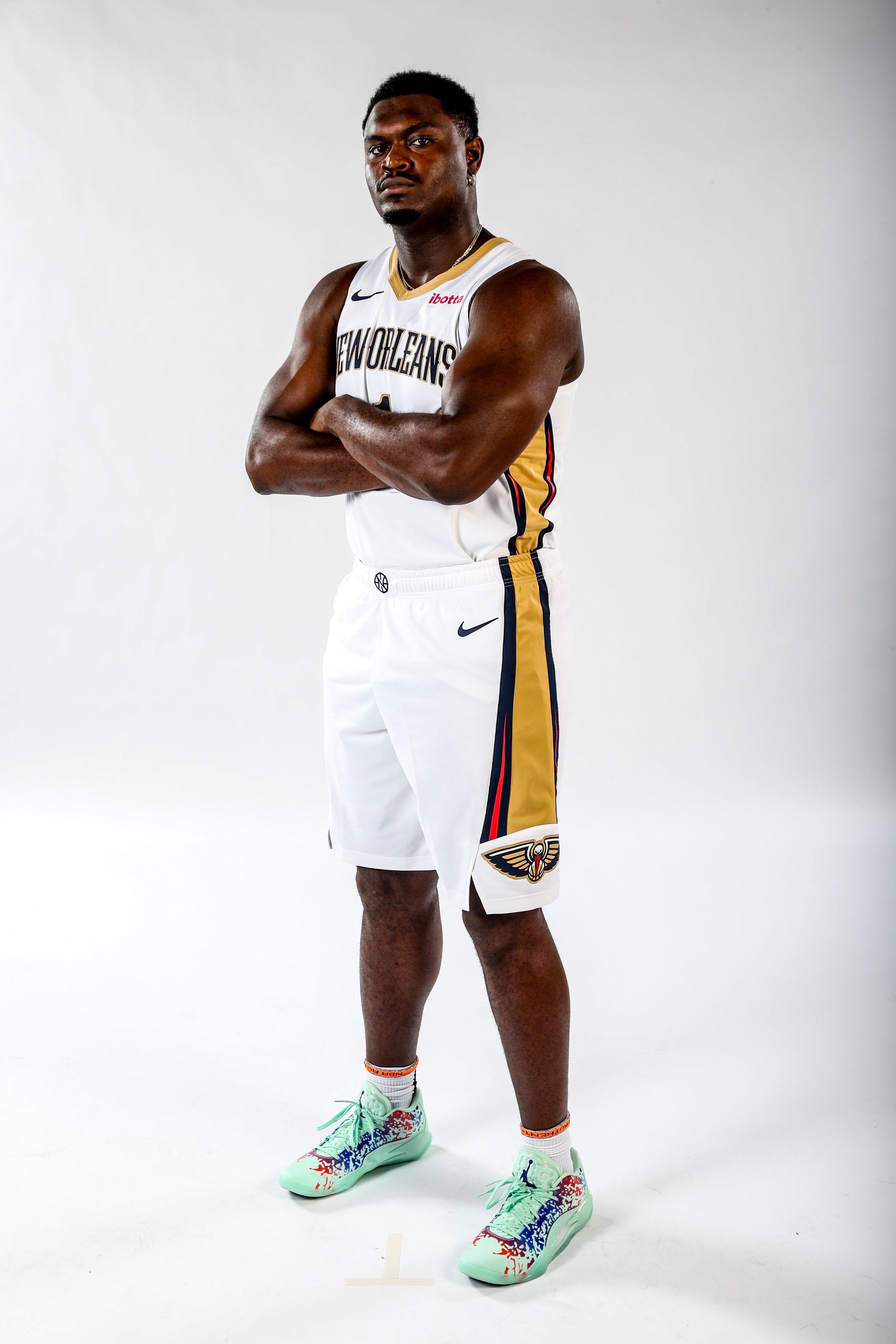 瘦了?鹈鹕官推晒锡安新赛季定妆照