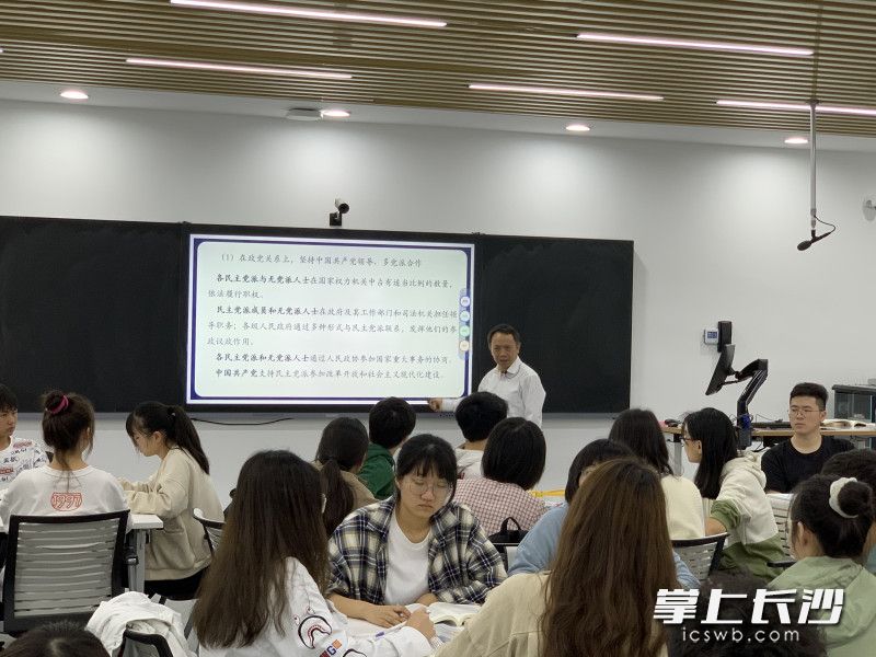 致敬点灯者|肖北庚:情系三尺讲台,一站就是40余年