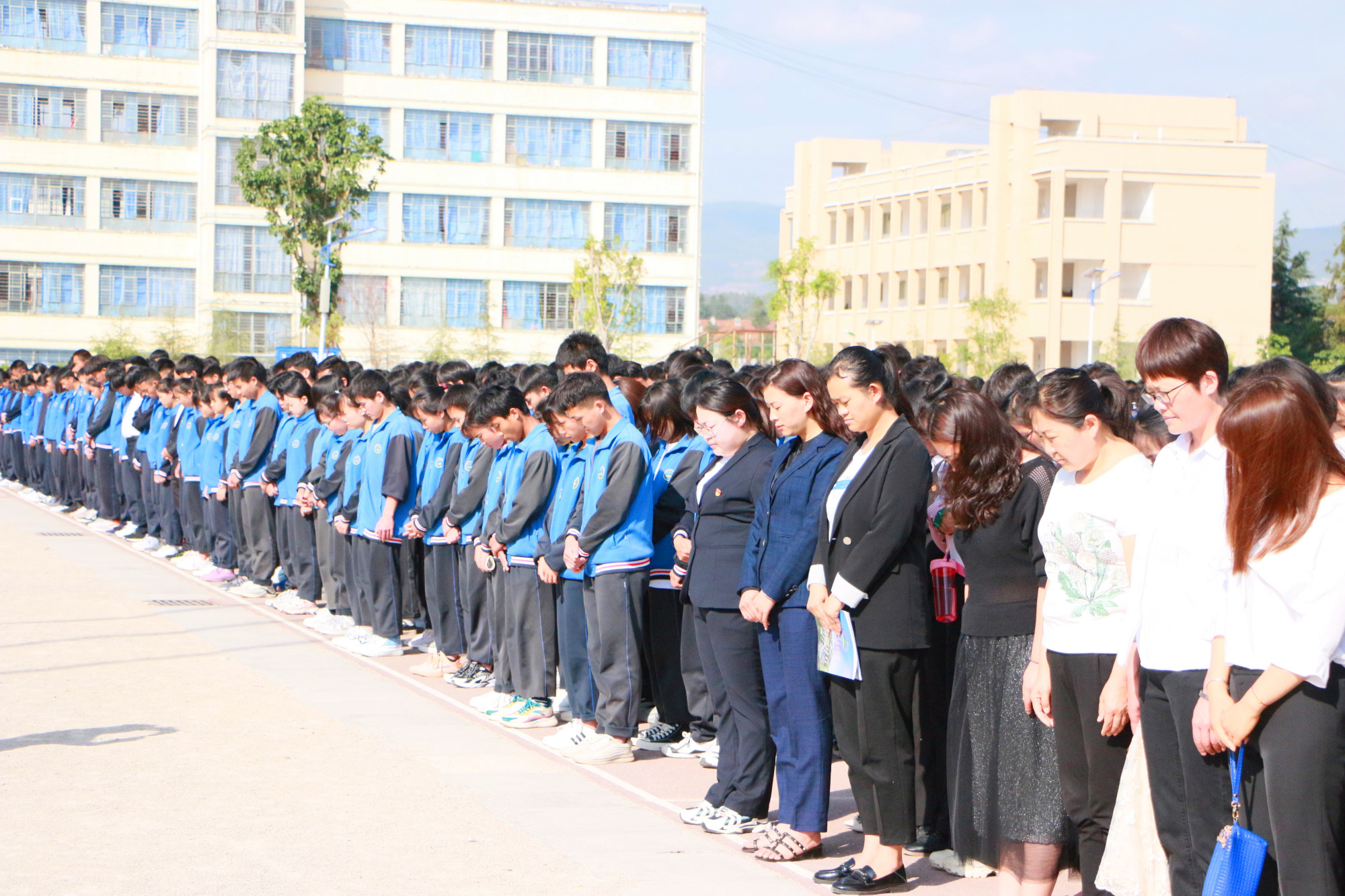 保山第九中学举行袁隆平,吴孟超两位院士哀悼仪式