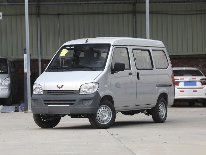 五菱之光lzw6388nf是大五速吗?13年的车