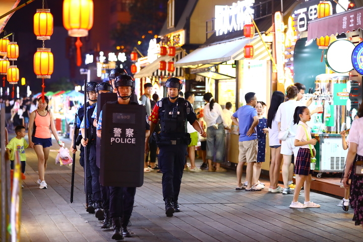 山东守护平安夏夜:全省出动民警辅警23万余人次,排查整改安全隐患1.