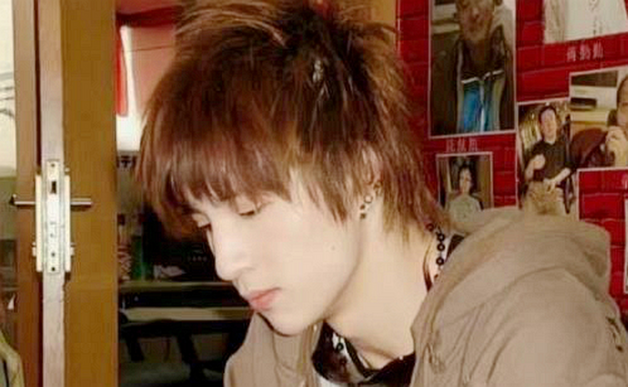 薛之谦18岁照片,有种花样男子直视的感觉!