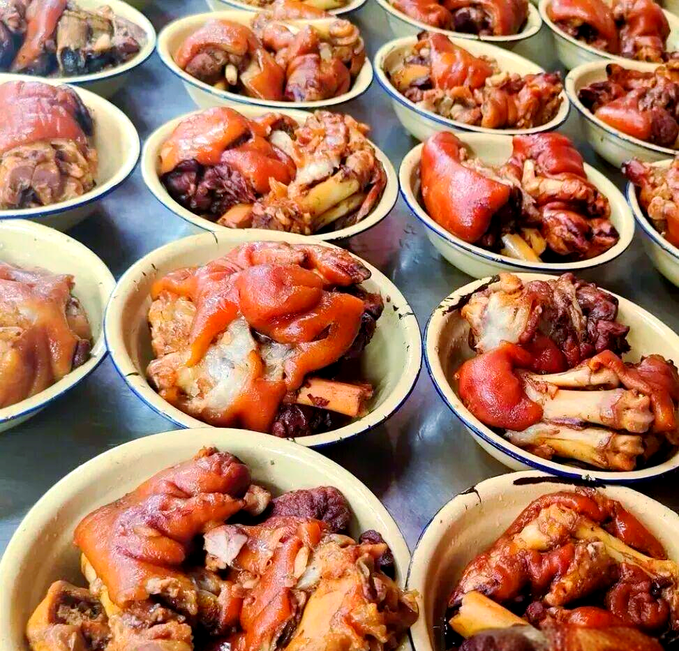 自贡传统美食"牛佛烘肘"的起源与现代复兴探秘