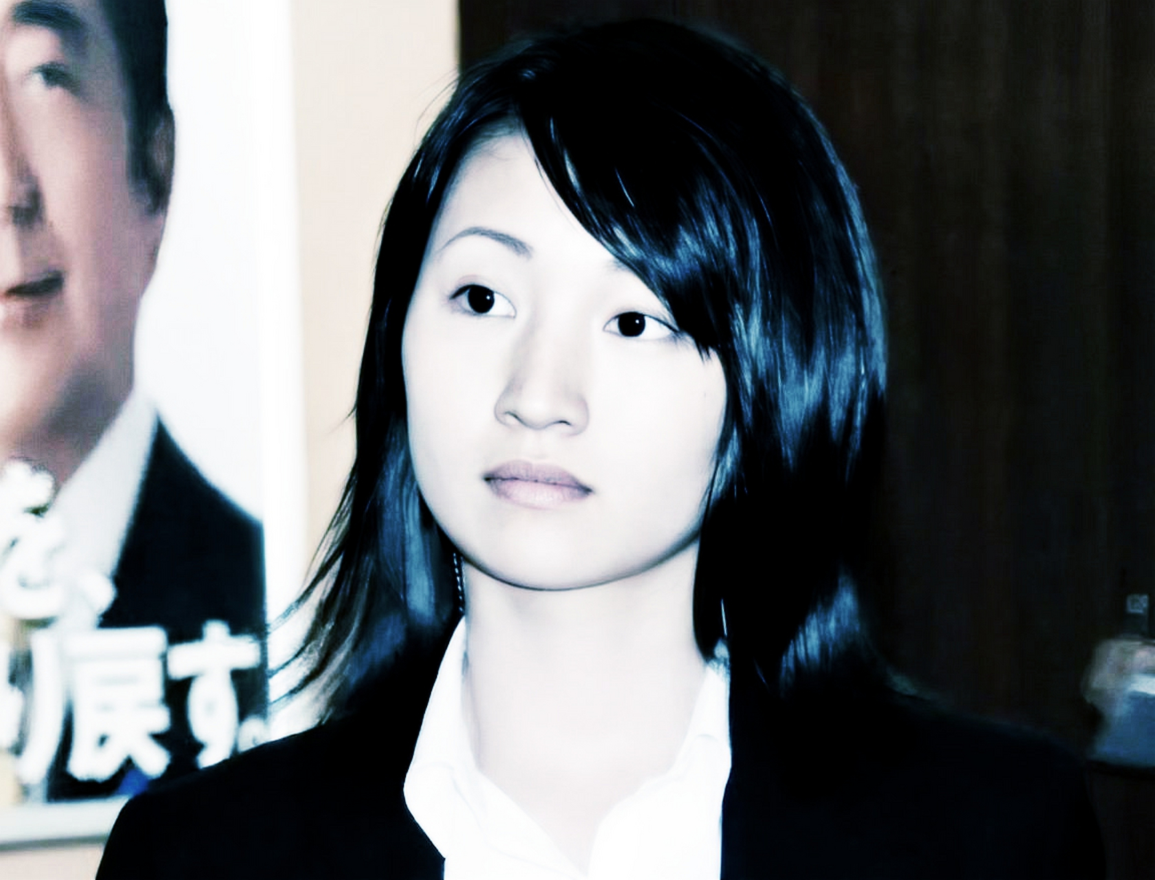 凭借出色的专业技能,石田萌美成为了安倍晋三的贴身保镖.