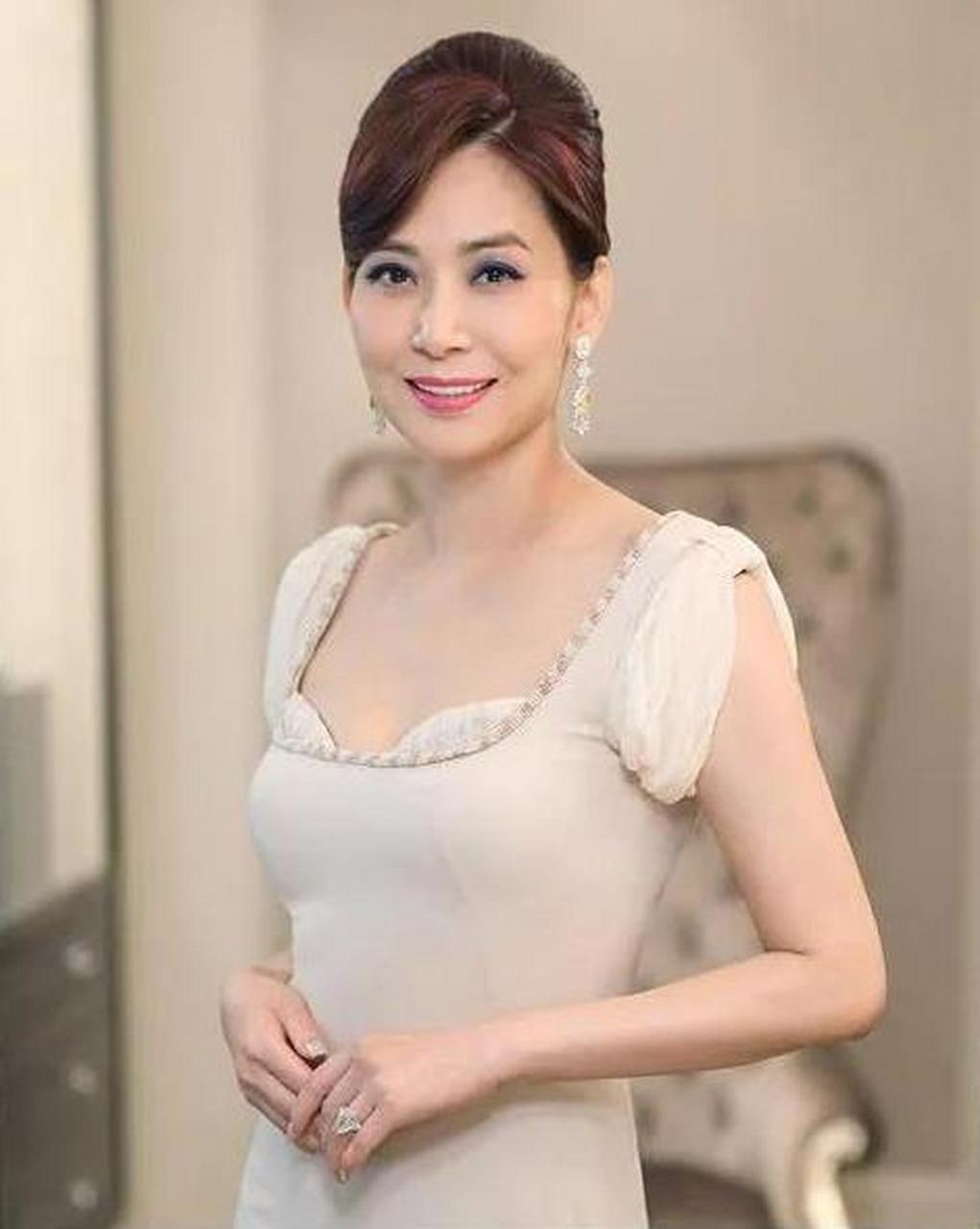 吕良伟的3任老婆:  1,周海媚,香港女演员,比吕良伟小11岁,1989年结婚