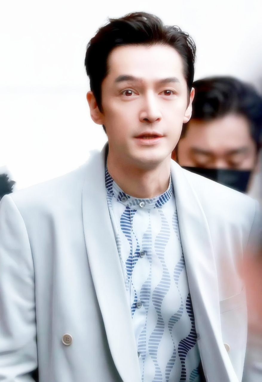 胡歌眼睛,雀斑随着年龄增长越来越明显  向下