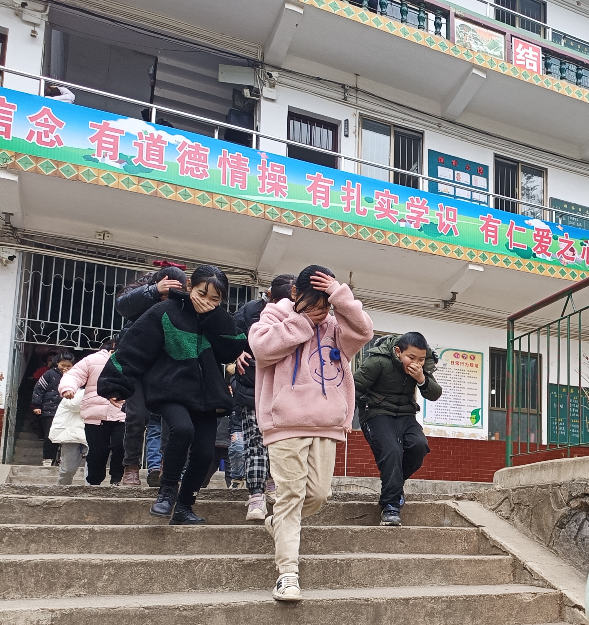 梓门桥镇中心小学开展新学期消防安全疏散演练