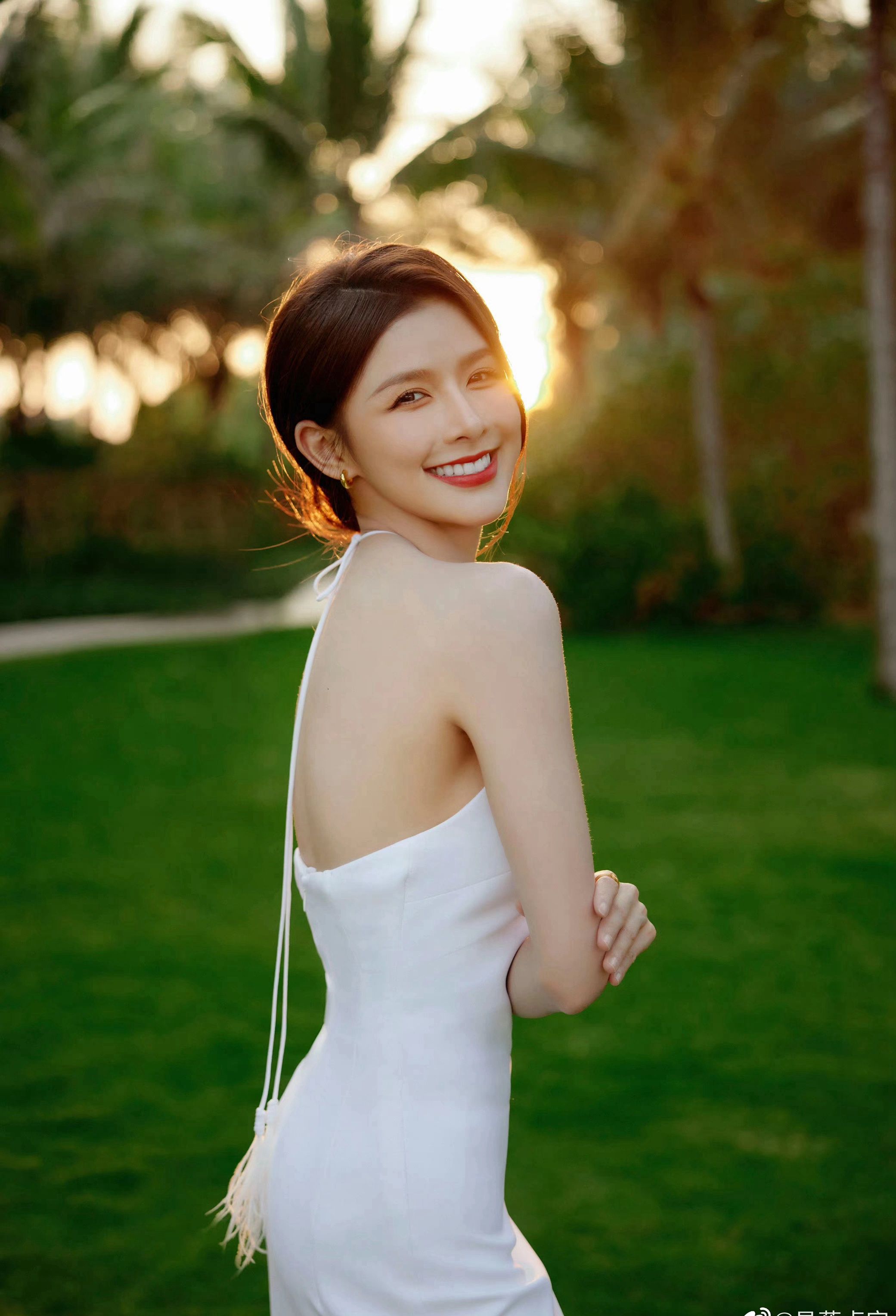 蔡卓宜白色连衣裙海边性感写真