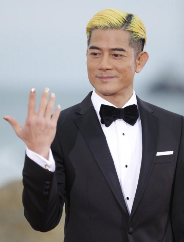 吴亦凡做绿色美甲拍大片 网友:谁能想到有一天会被男星的美甲种草!