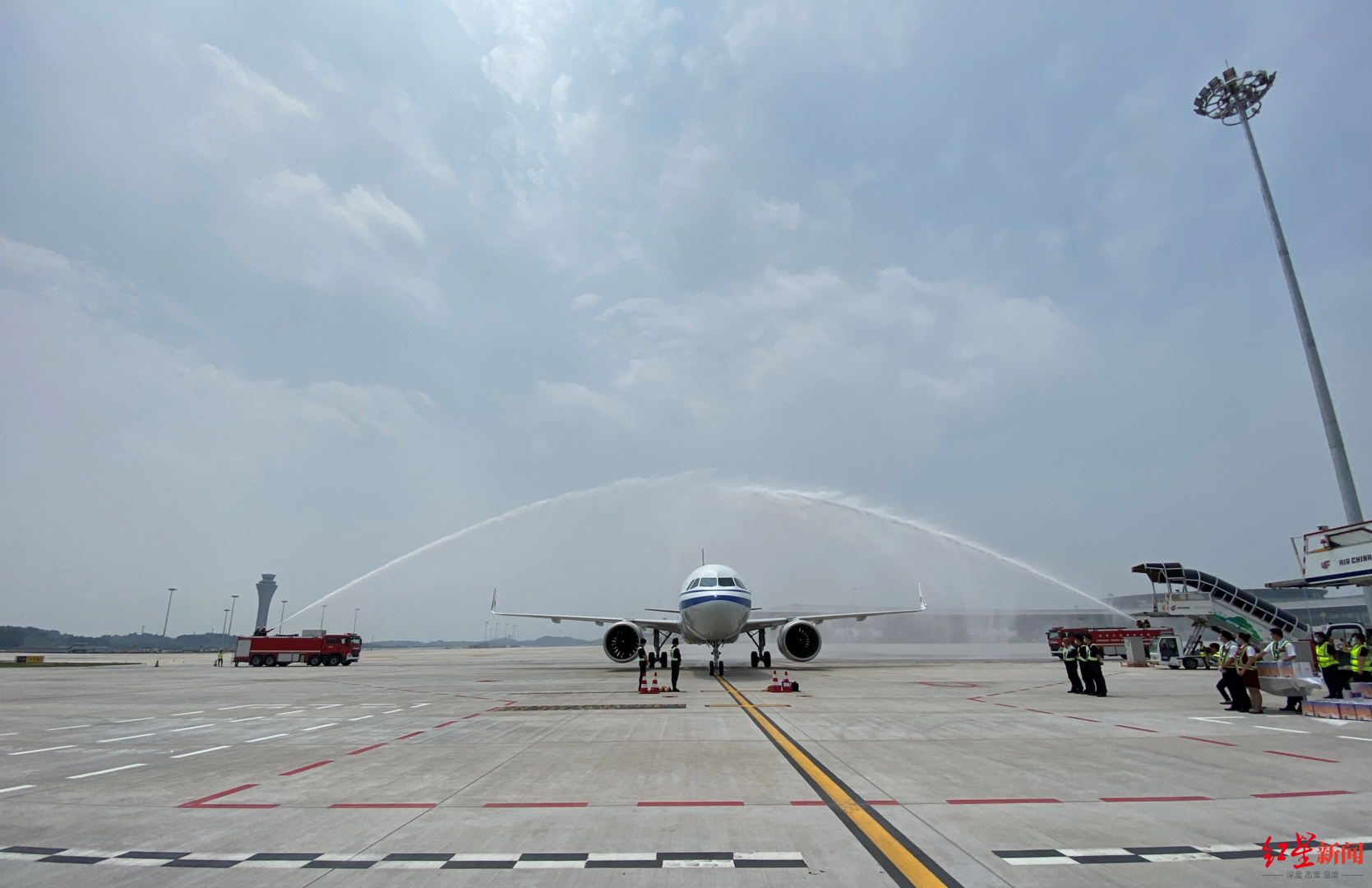 最高礼遇"水门"迎接!天府国际机场迎来开航后首架降落航班