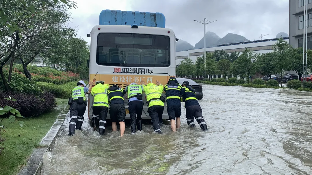 踏波蹈浪 奋力守护!|交警正能量