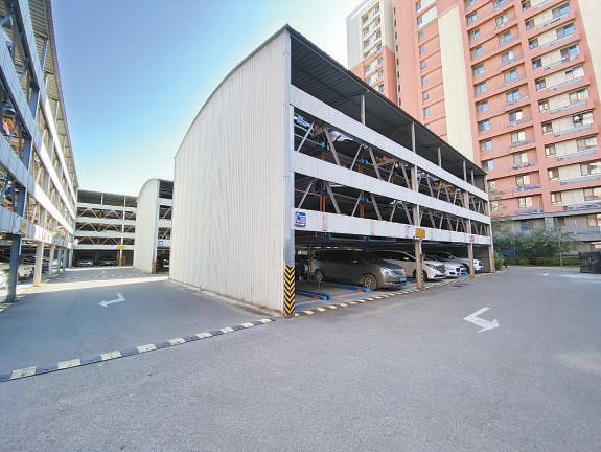 曾经停用的立体停车楼在业委会的协调下,重新恢复使用.