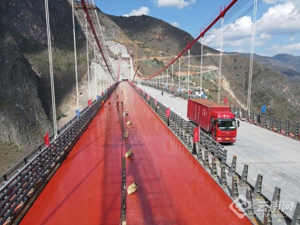 云南玉楚高速公路绿汁江特大桥启动路面铺设