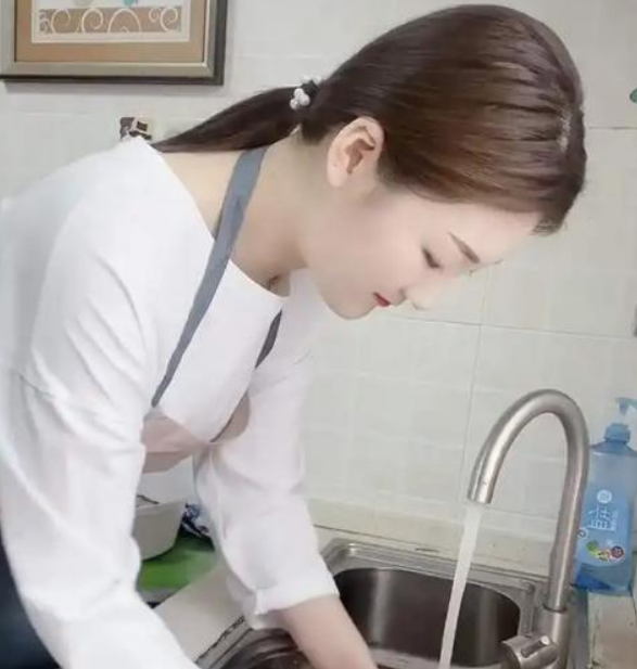 慌不择路?陈亚男跳嘻哈热舞满屏尴尬,被调侃像做法事的大仙