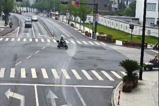 一轿车以90km/h时速抢黄灯，撞飞闯红灯电动自行车致1人死亡，司机被公诉！详情披露-有驾