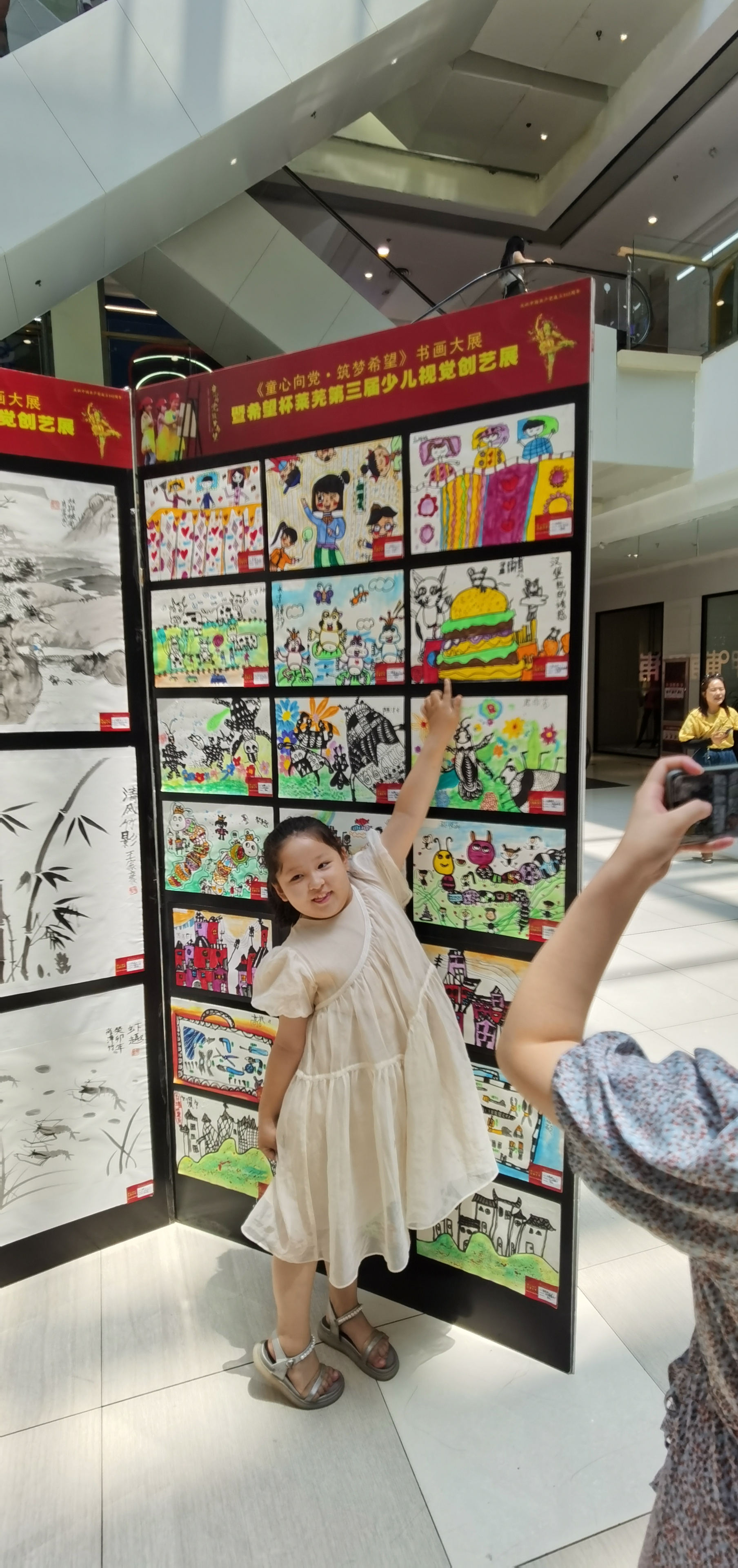 「画展现场一」莱芜第三届少儿视觉艺术展开展啦