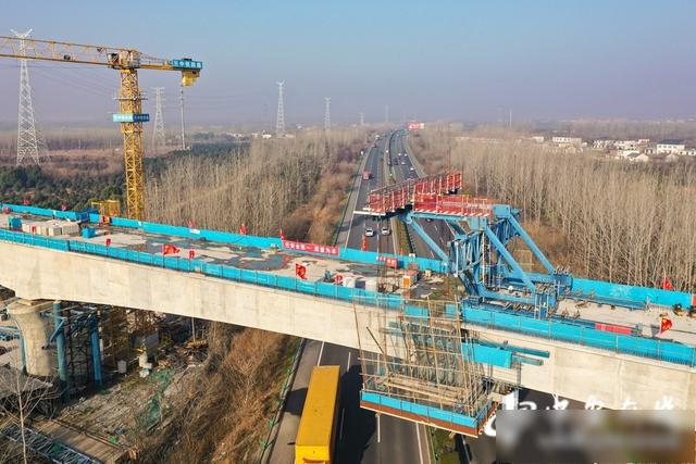 合新铁路跨沪陕高速悬灌连续梁顺利合龙