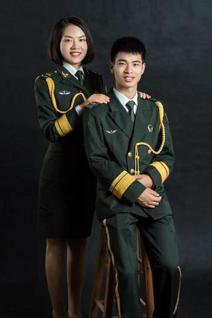 我认为士官和军官都该配发礼服,毕竟军队的基础就是那些士官,军官就不