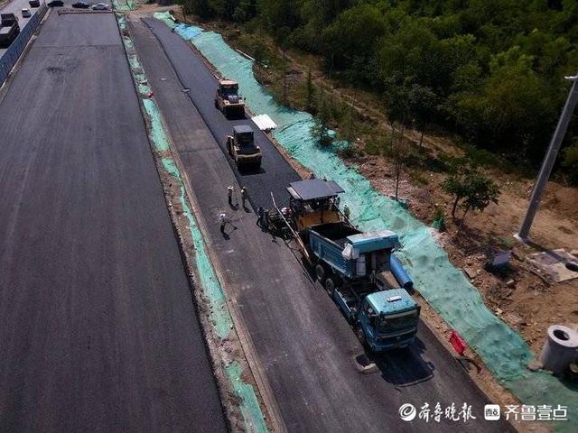 航拍:国道309章丘段扩建正在铺设沥青,大部分路面已经铺好